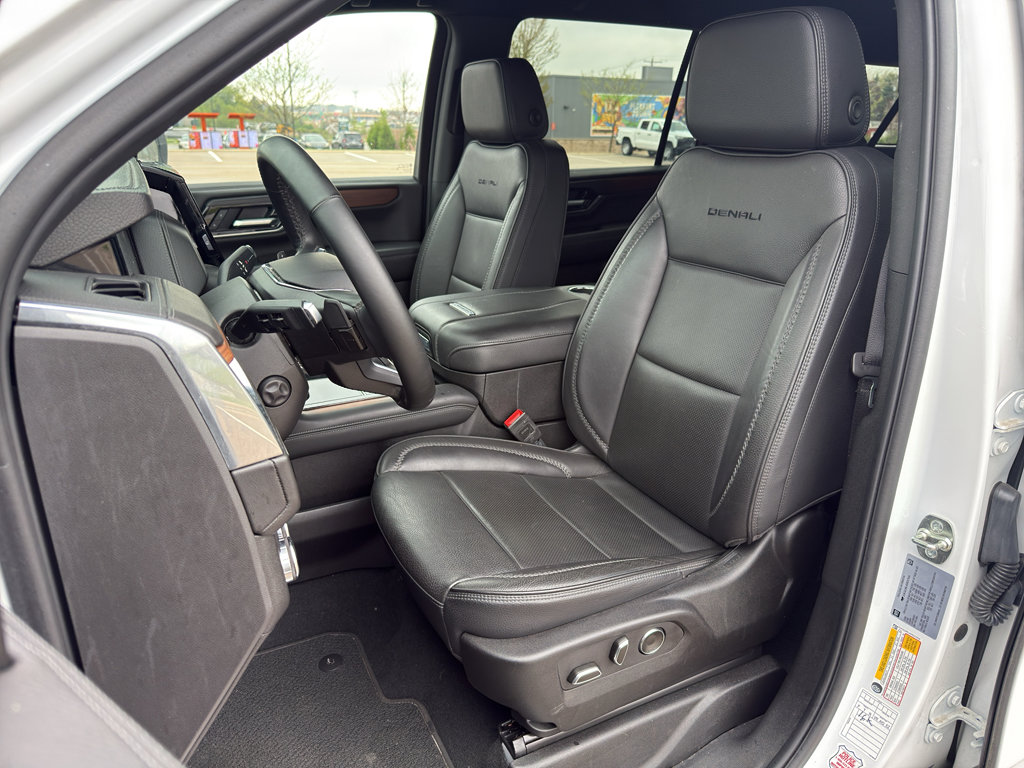 Used 2025 GMC Yukon XL Denali AWD/4WD image 15