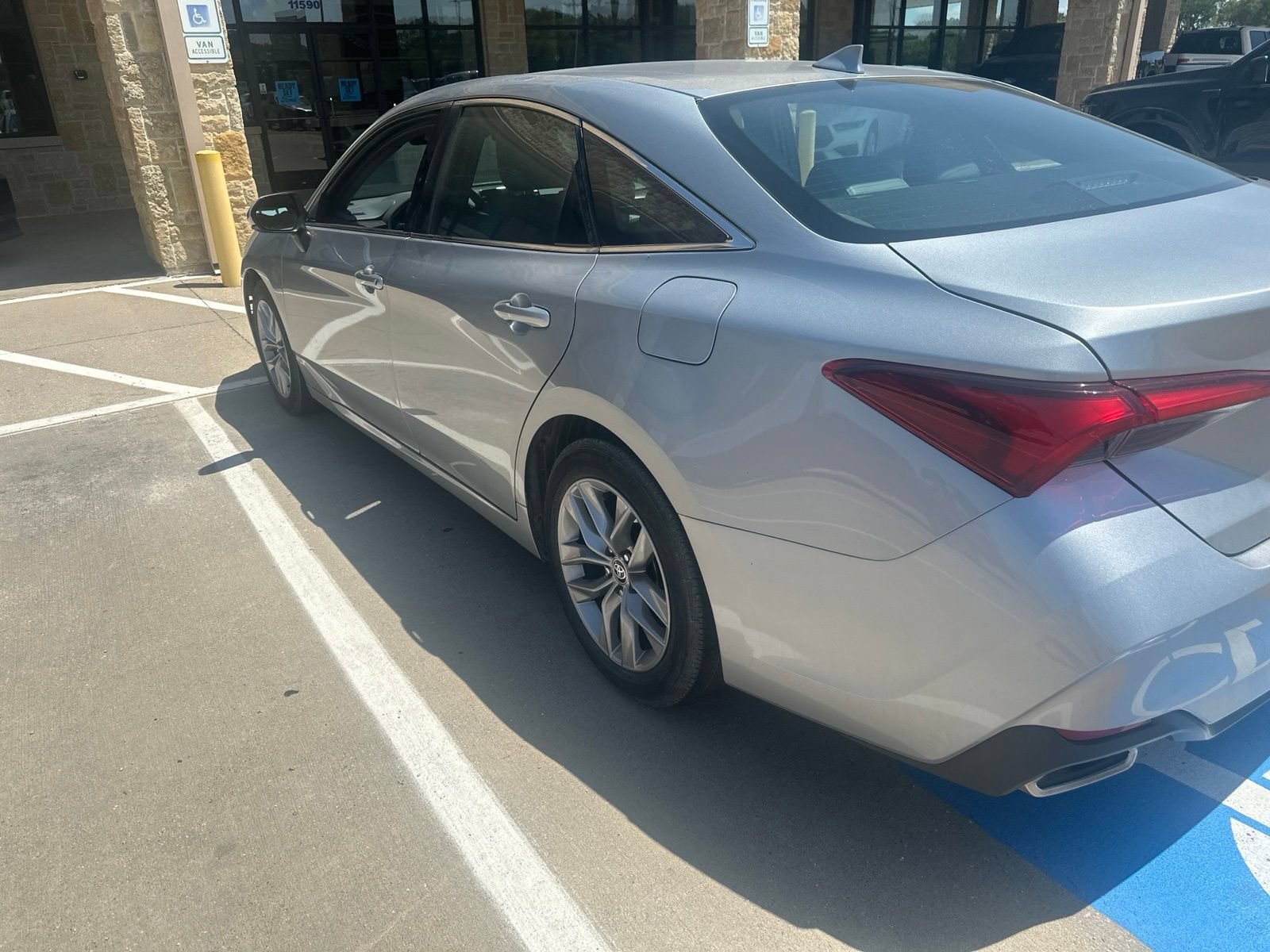 Used 2022 Toyota Avalon XLE FWD image 3