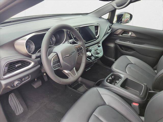 New 2025 Chrysler Pacifica Select AWD/4WD image 3