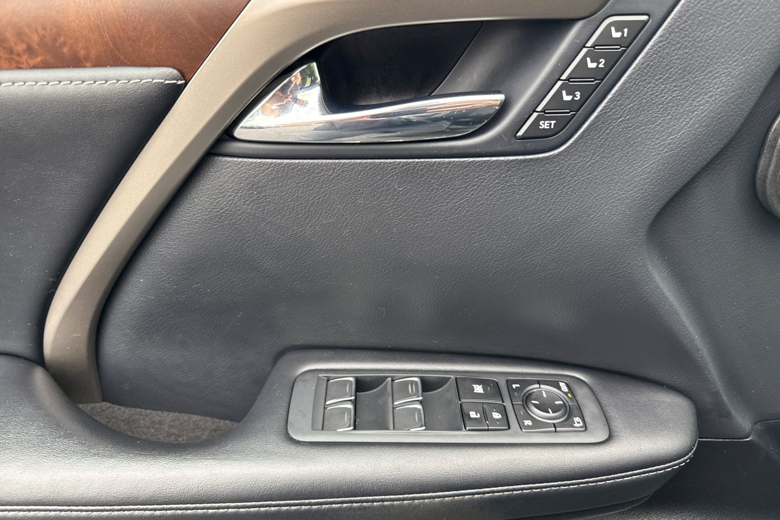 Used 2022 Lexus RX 350L Premium w/ Premium Package AWD/4WD image 11