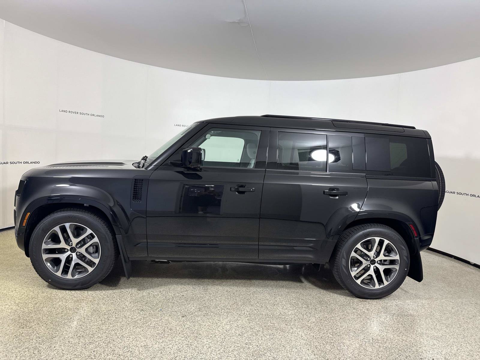 New 2026 Land Rover Defender 110 X-Dynamic SE AWD/4WD image 2