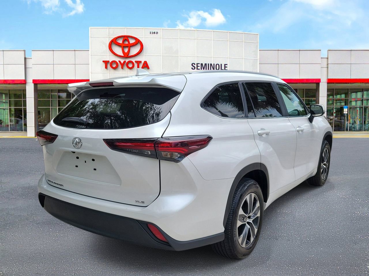 Used 2025 Toyota Highlander XLE FWD image 3