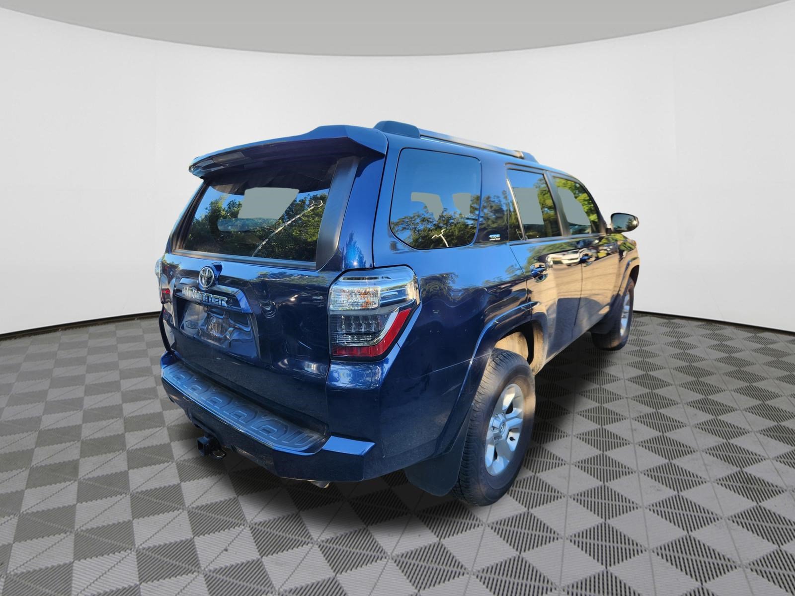 Used 2024 Toyota 4Runner SR5 AWD/4WD image 4