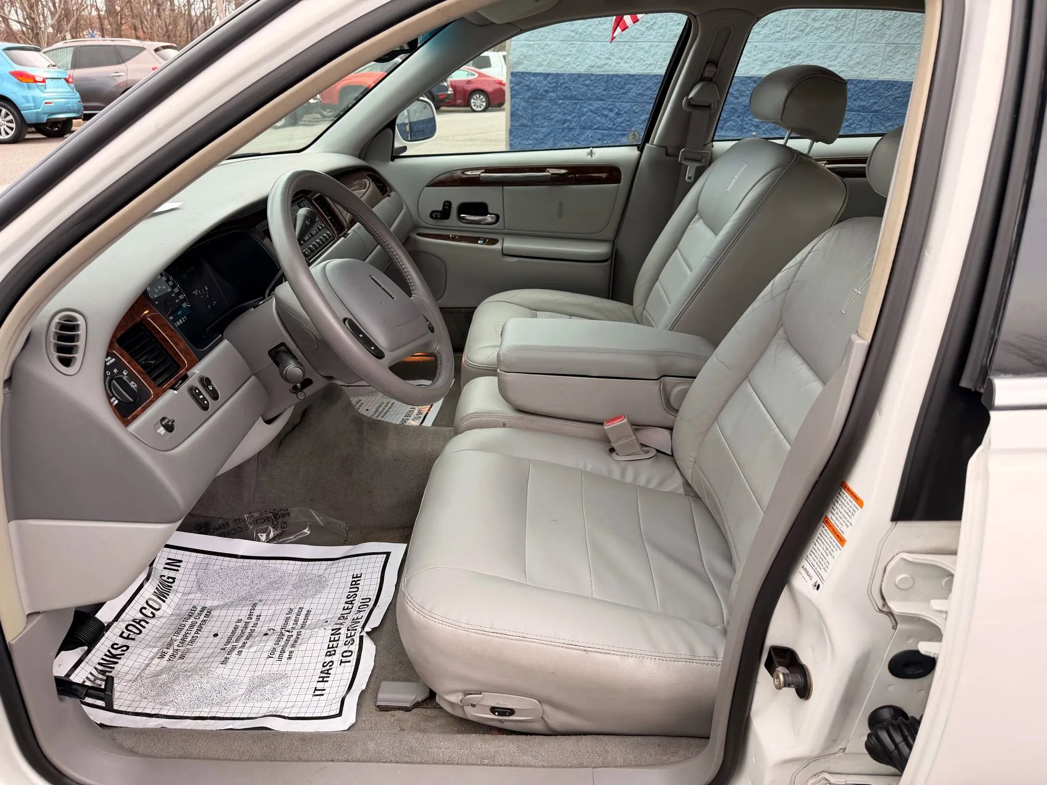 Used 2001 Lincoln Town Car Executive image 8