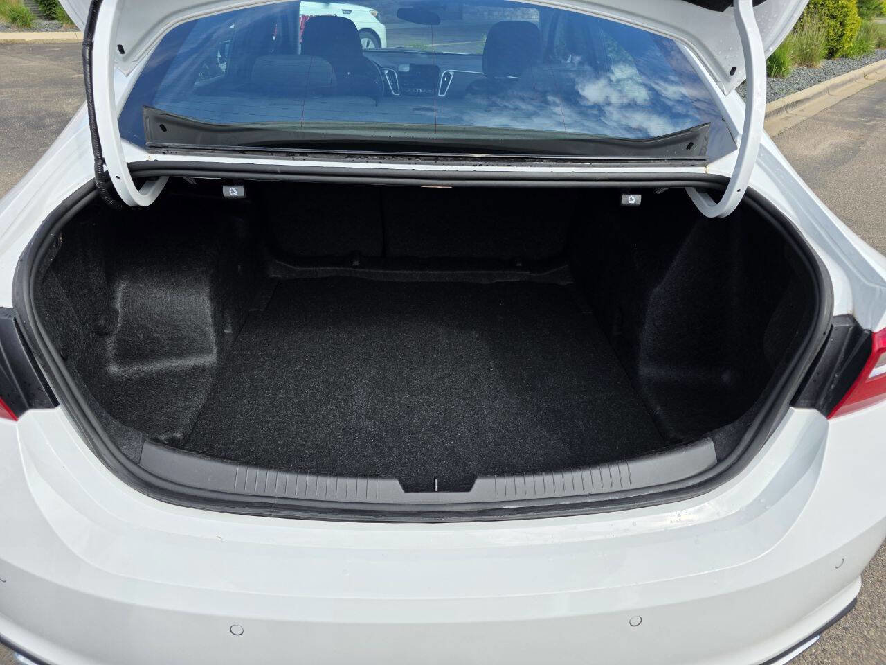 Used 2025 Chevrolet Malibu RS FWD image 13