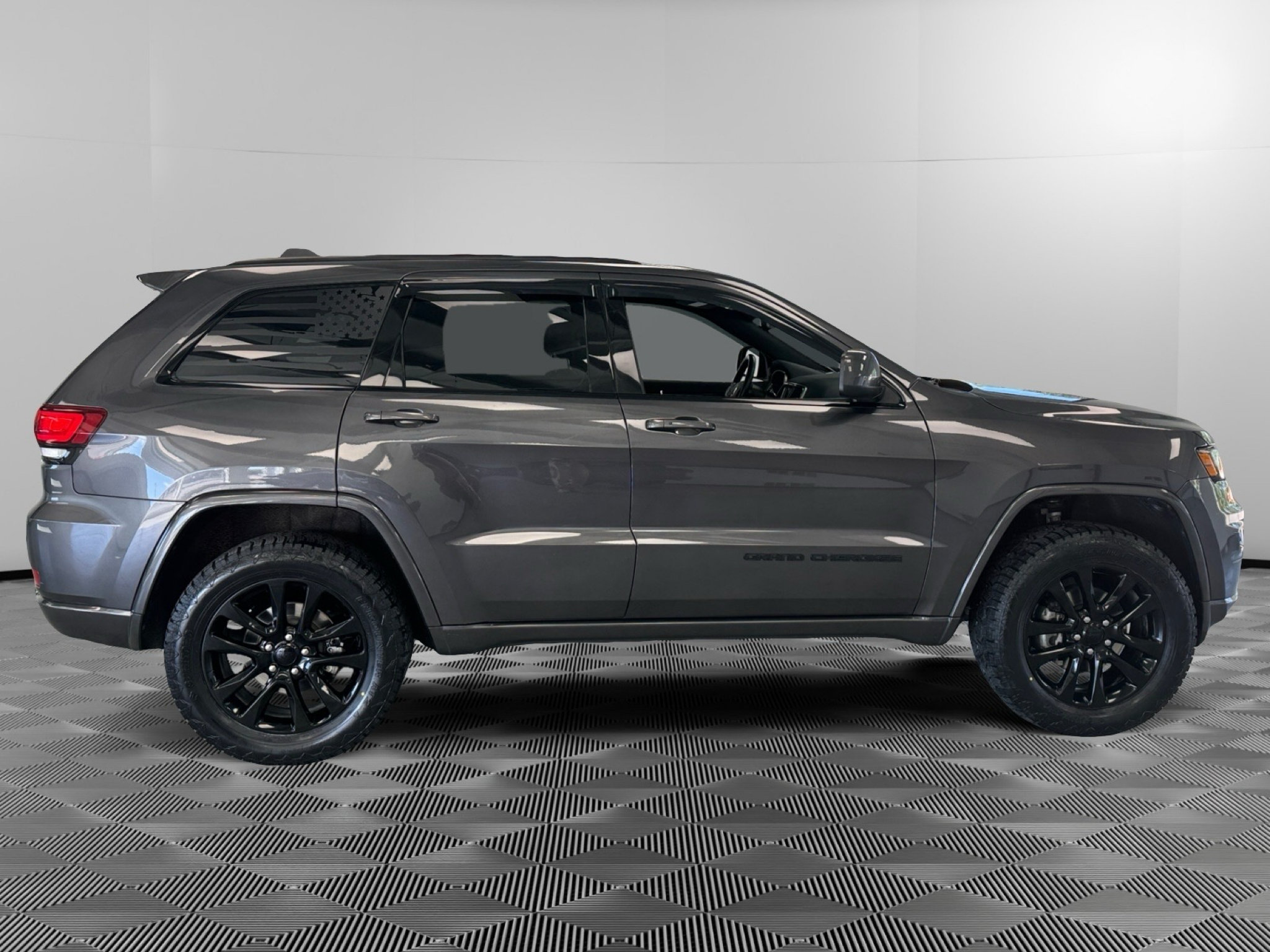 Used 2018 Jeep Grand Cherokee Altitude AWD/4WD image 9