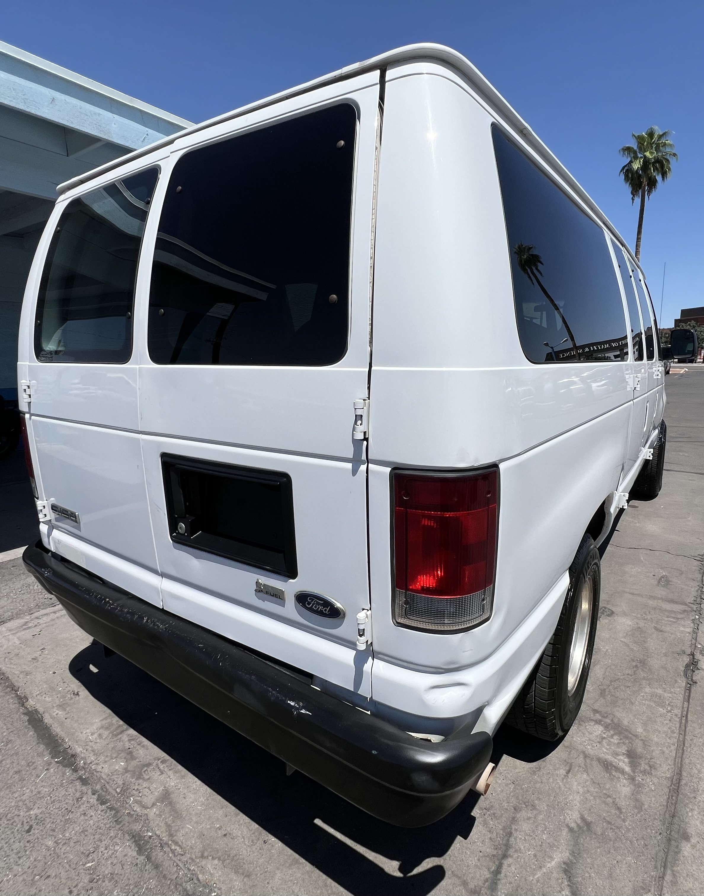 Used 2011 Ford E-150 and Econoline 150 Wagon w/ Interior Upgrade Pkg RWD image 3