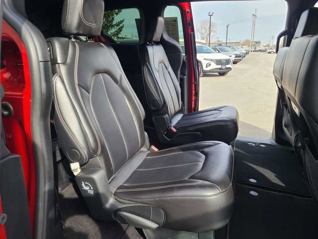 Used 2025 Chrysler Pacifica Select image 20