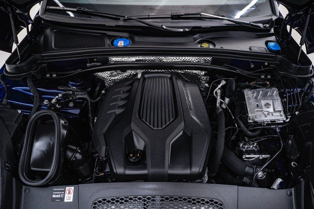 Certified 2025 Porsche Macan image 28