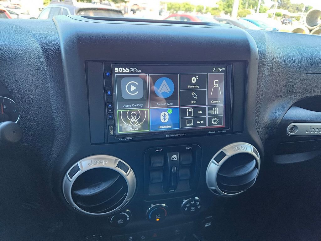 Used 2017 Jeep Wrangler Unlimited Rubicon w/ Connectivity Group AWD/4WD image 14
