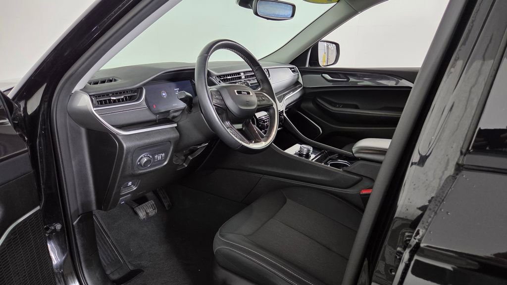 Used 2022 Jeep Grand Cherokee L Laredo w/ Luxury Tech Group I AWD/4WD image 15
