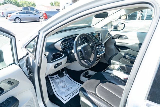 Used 2023 Chrysler Pacifica Touring-L FWD image 16