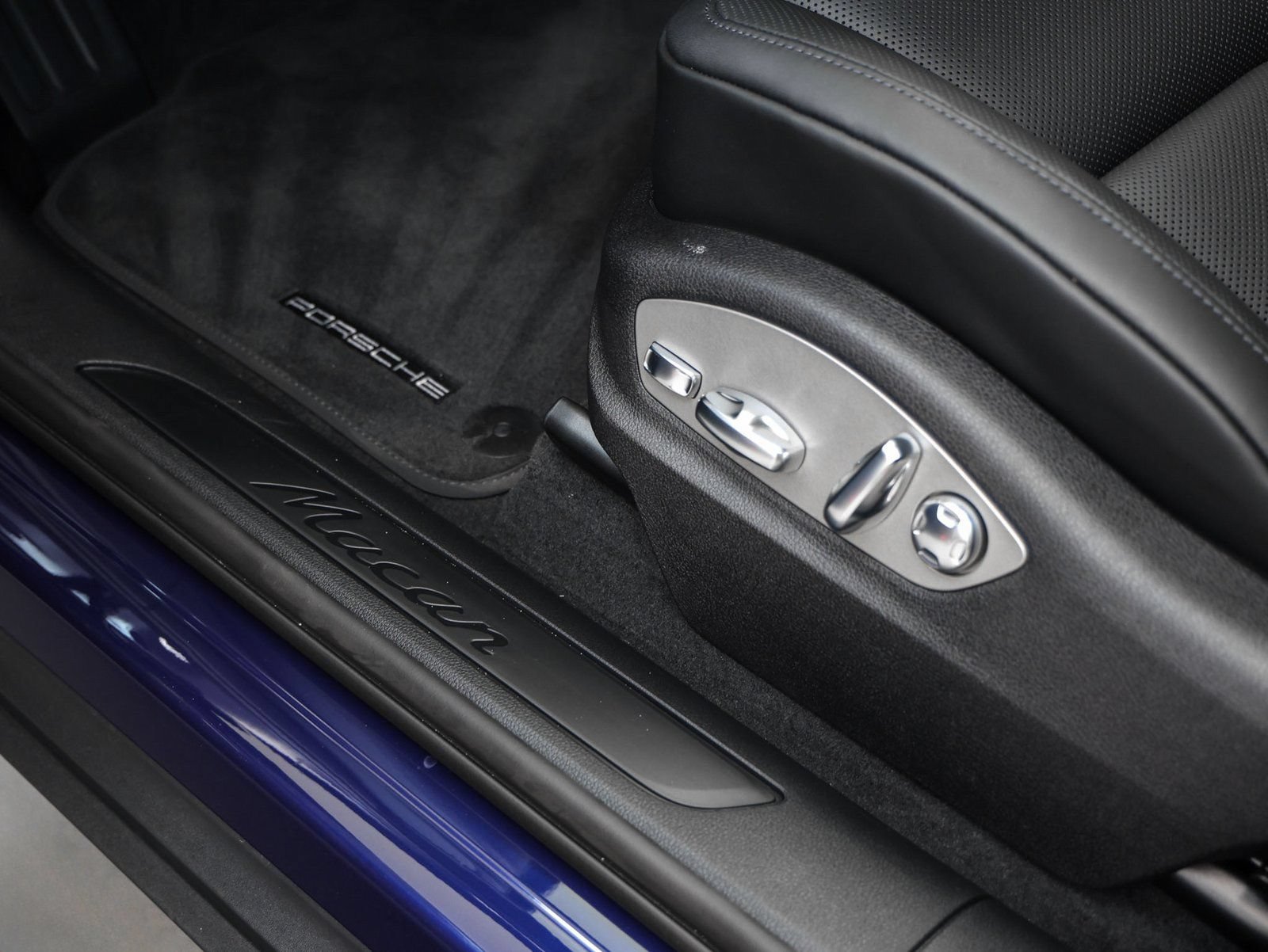 Used 2025 Porsche Macan AWD/4WD image 25