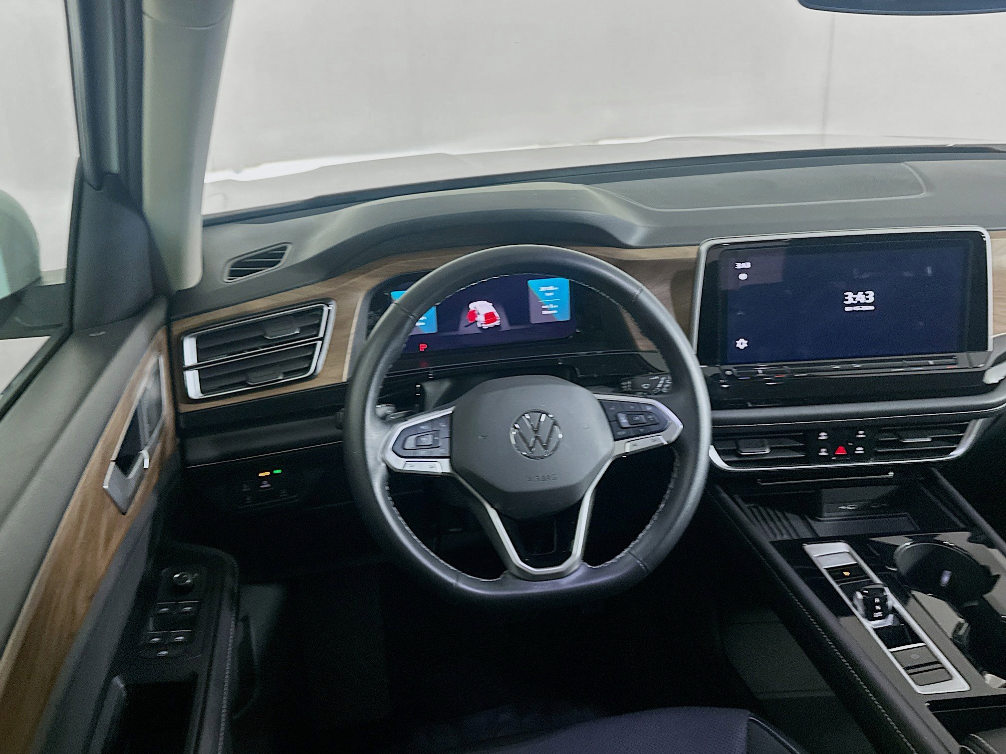 Used 2025 Volkswagen Atlas SE image 18