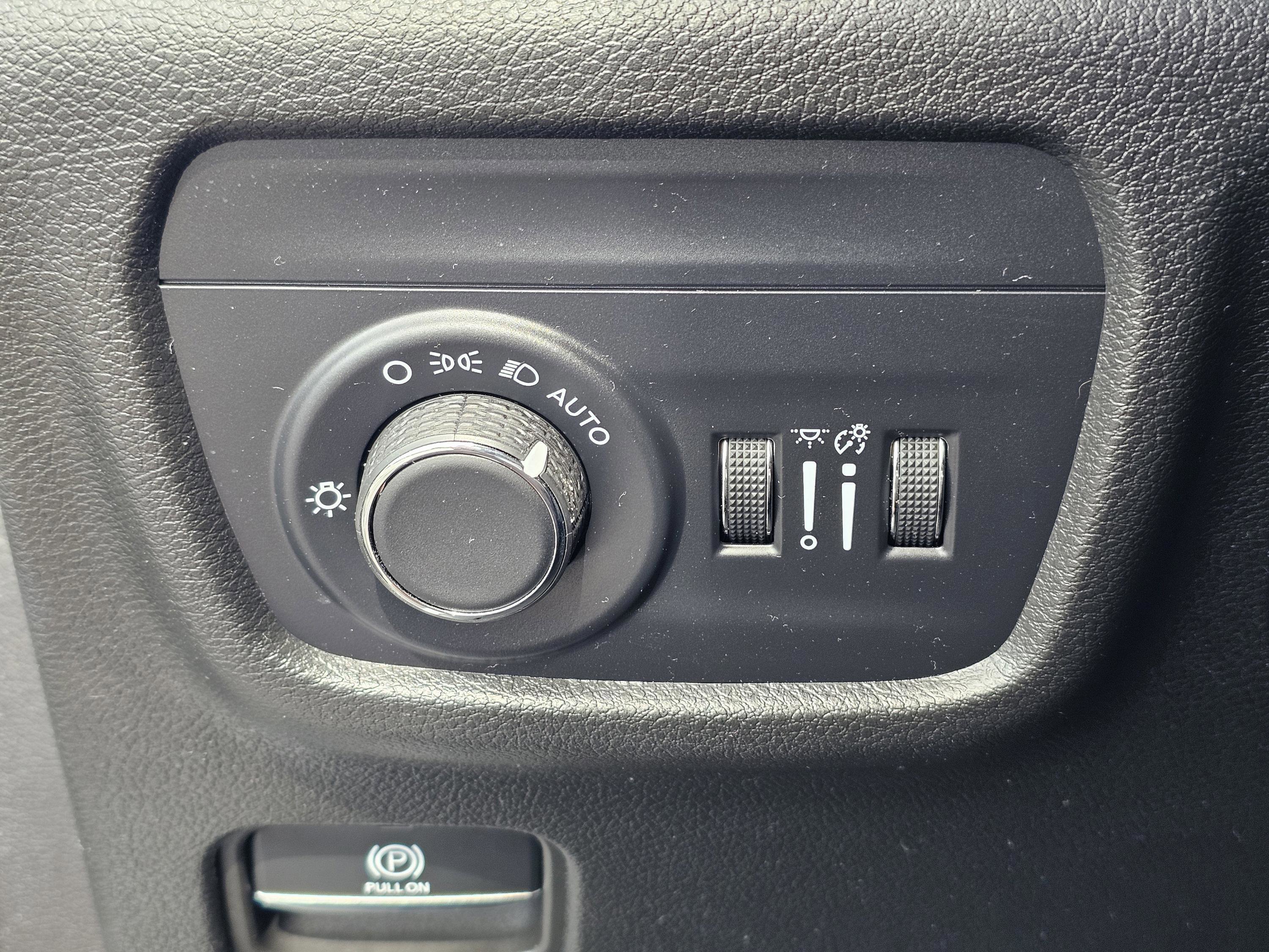 Used 2025 Jeep Grand Cherokee Altitude AWD/4WD image 18