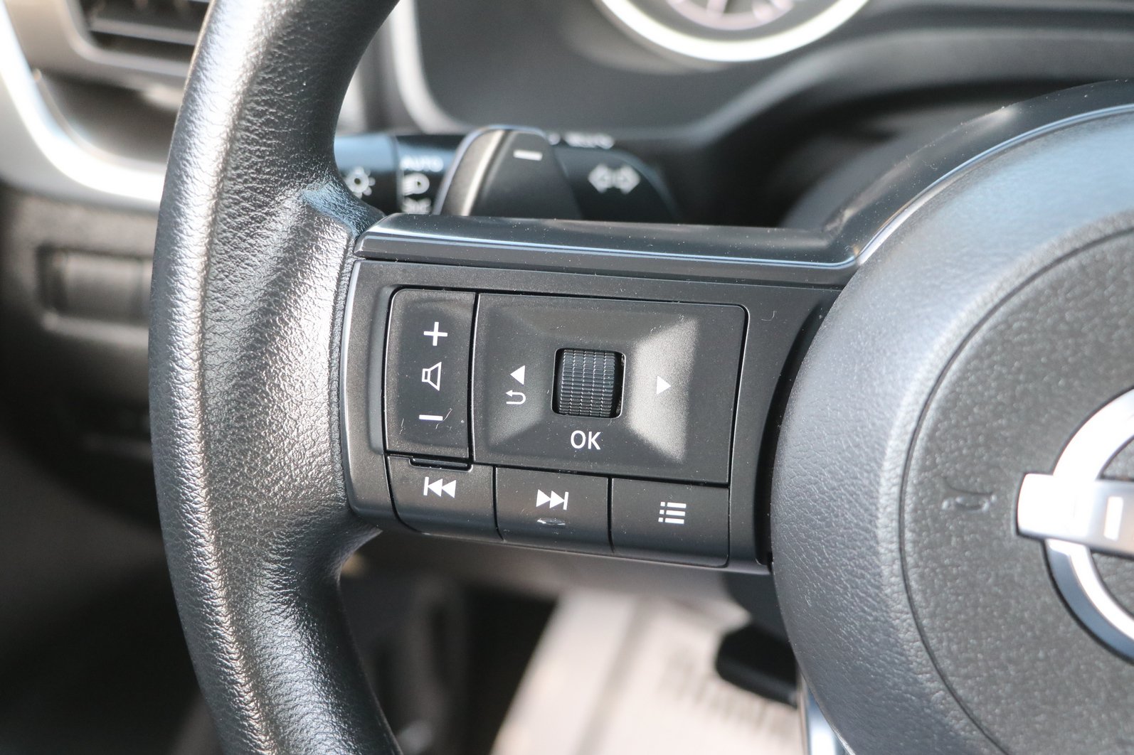 Used 2024 Nissan Rogue SV AWD/4WD image 18