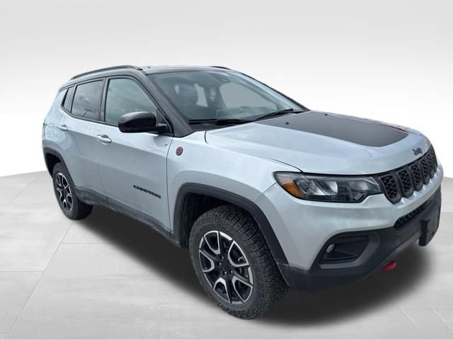 Used 2024 Jeep Compass Trailhawk AWD/4WD image 3