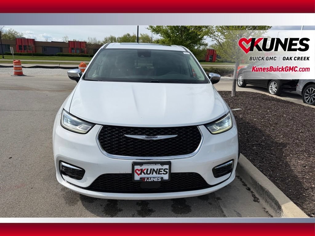 Used 2023 Chrysler Pacifica Limited FWD image 3