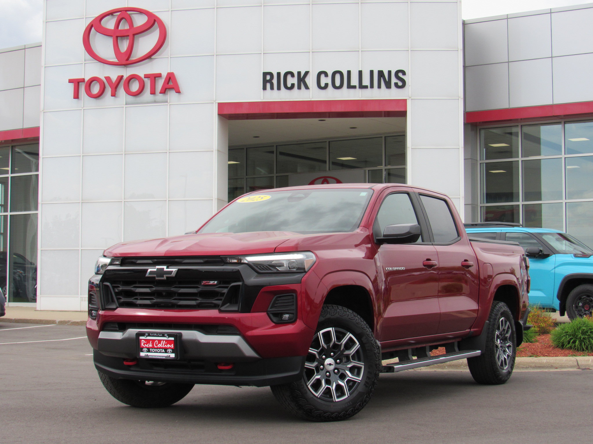 Used 2025 Chevrolet Colorado Z71 w/ Technology Package AWD/4WD image 1