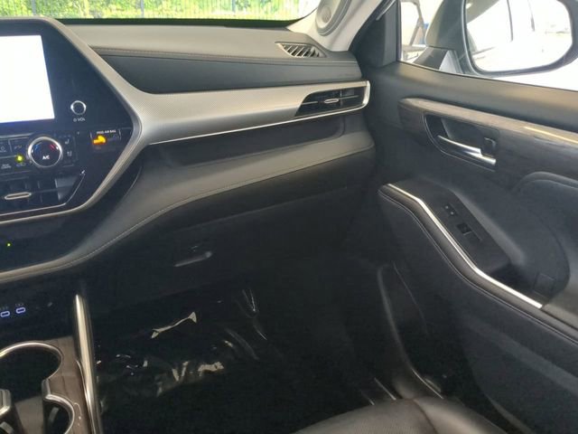 Used 2024 Toyota Highlander Platinum image 17