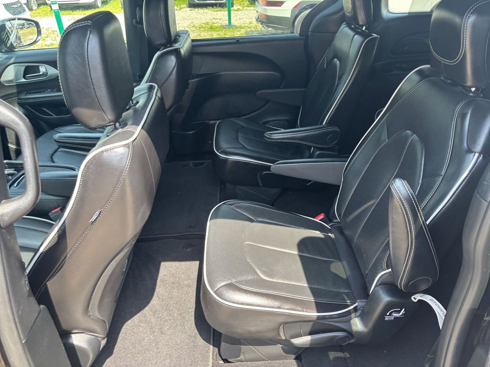 Used 2025 Chrysler Pacifica Limited FWD image 29