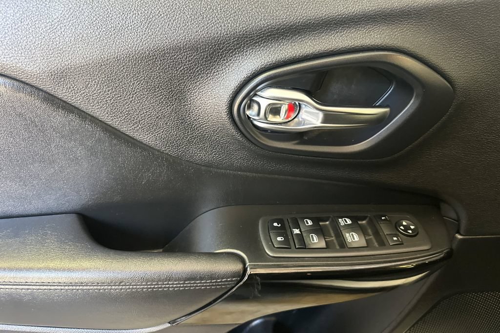 Used 2019 Jeep Cherokee Latitude Plus FWD image 11