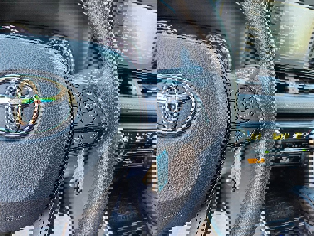 Used 2021 Toyota RAV4 LE image 12