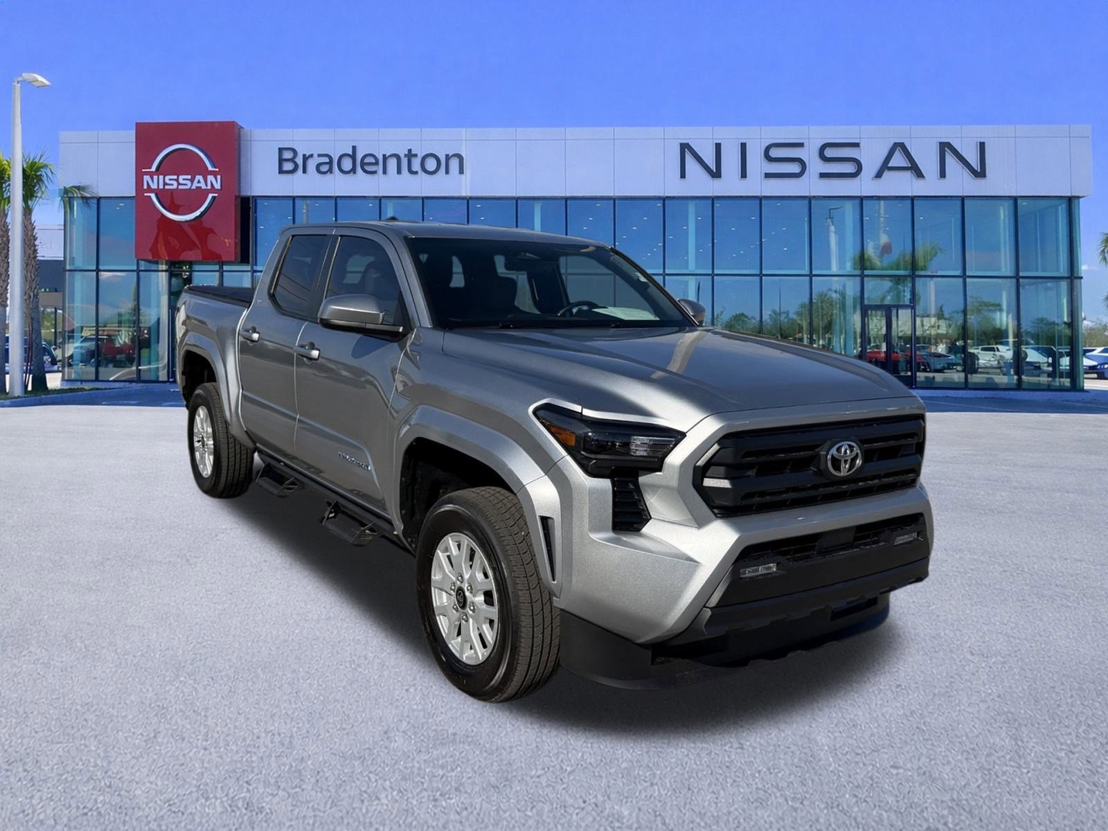 Used 2025 Toyota Tacoma SR5 image 3