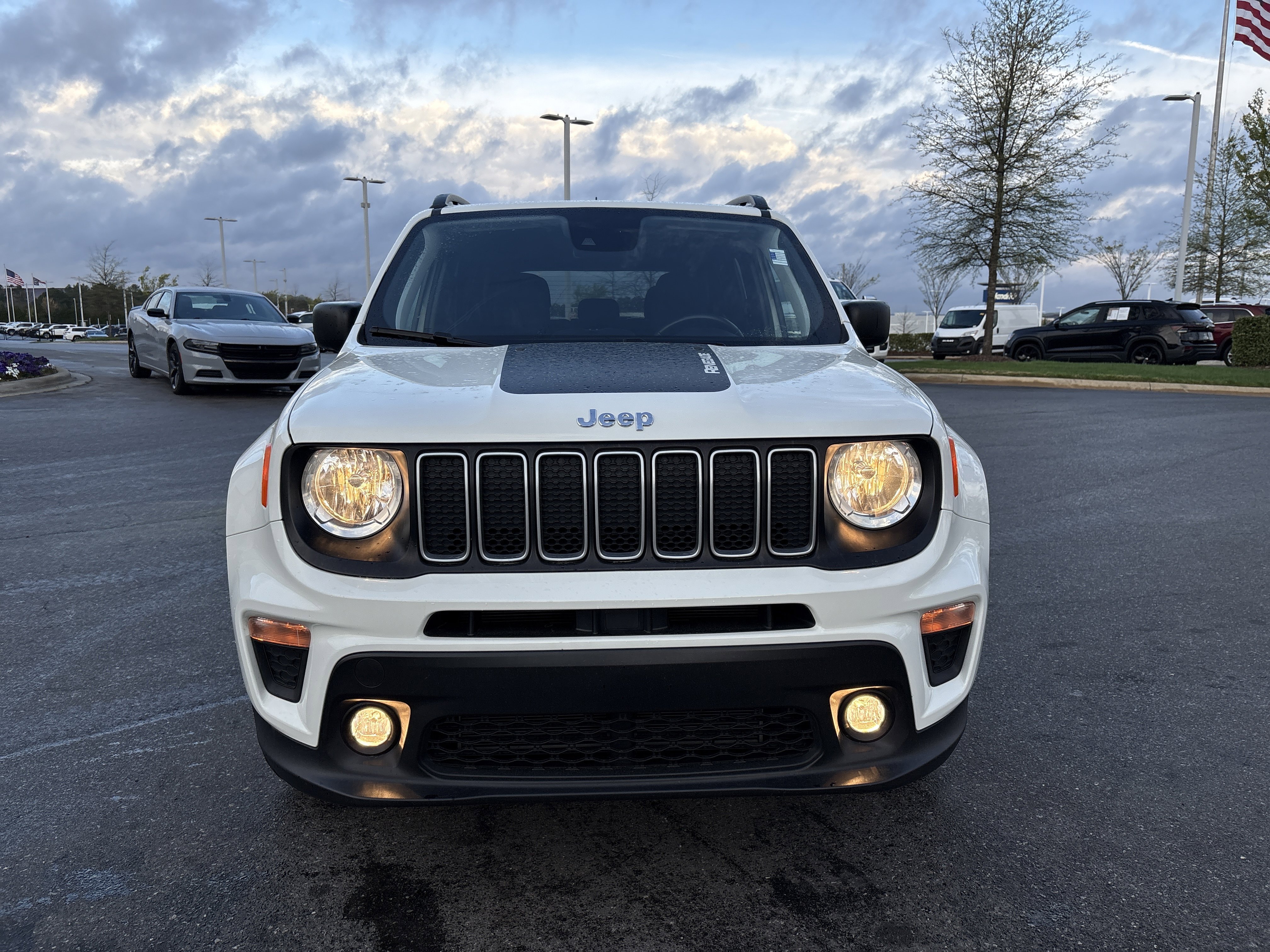 Certified 2023 Jeep Renegade Latitude w/ Premium Group image 3