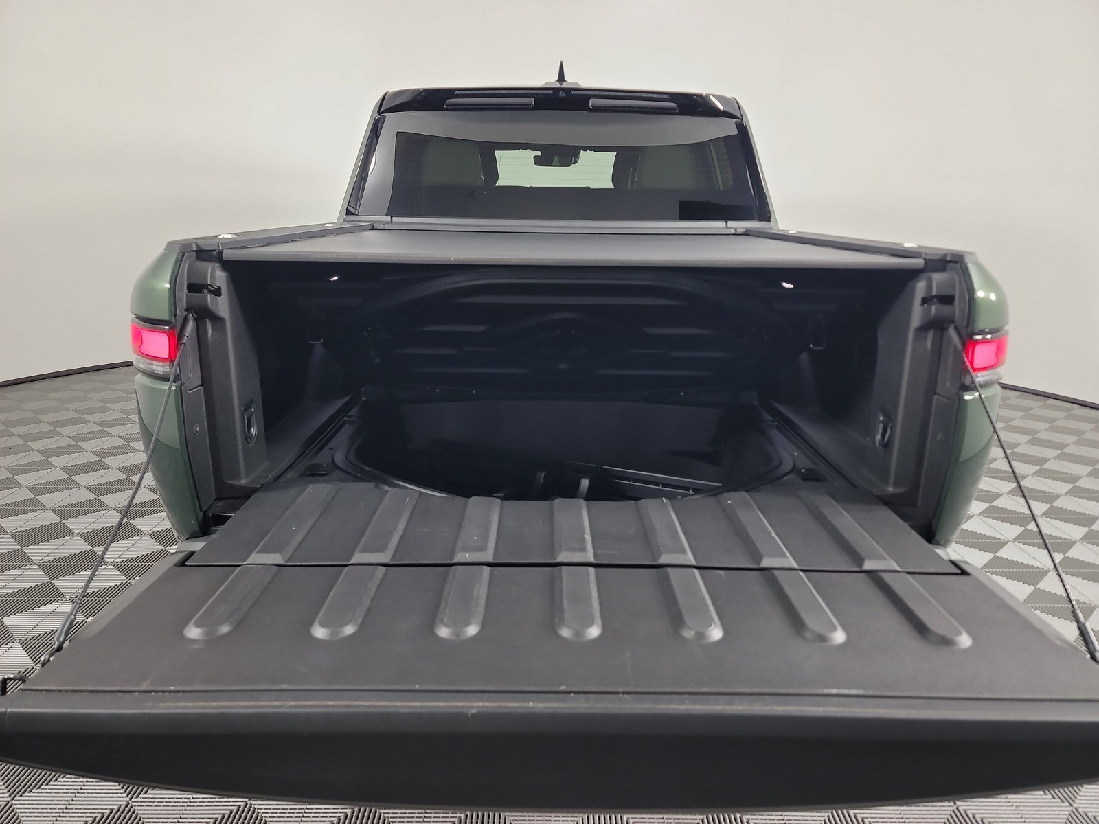 Used 2024 Rivian R1T Adventure AWD/4WD image 15
