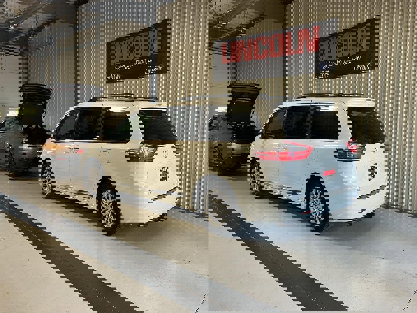 Used 2015 Toyota Sienna XLE w/ XLE Navigation Package FWD image 3