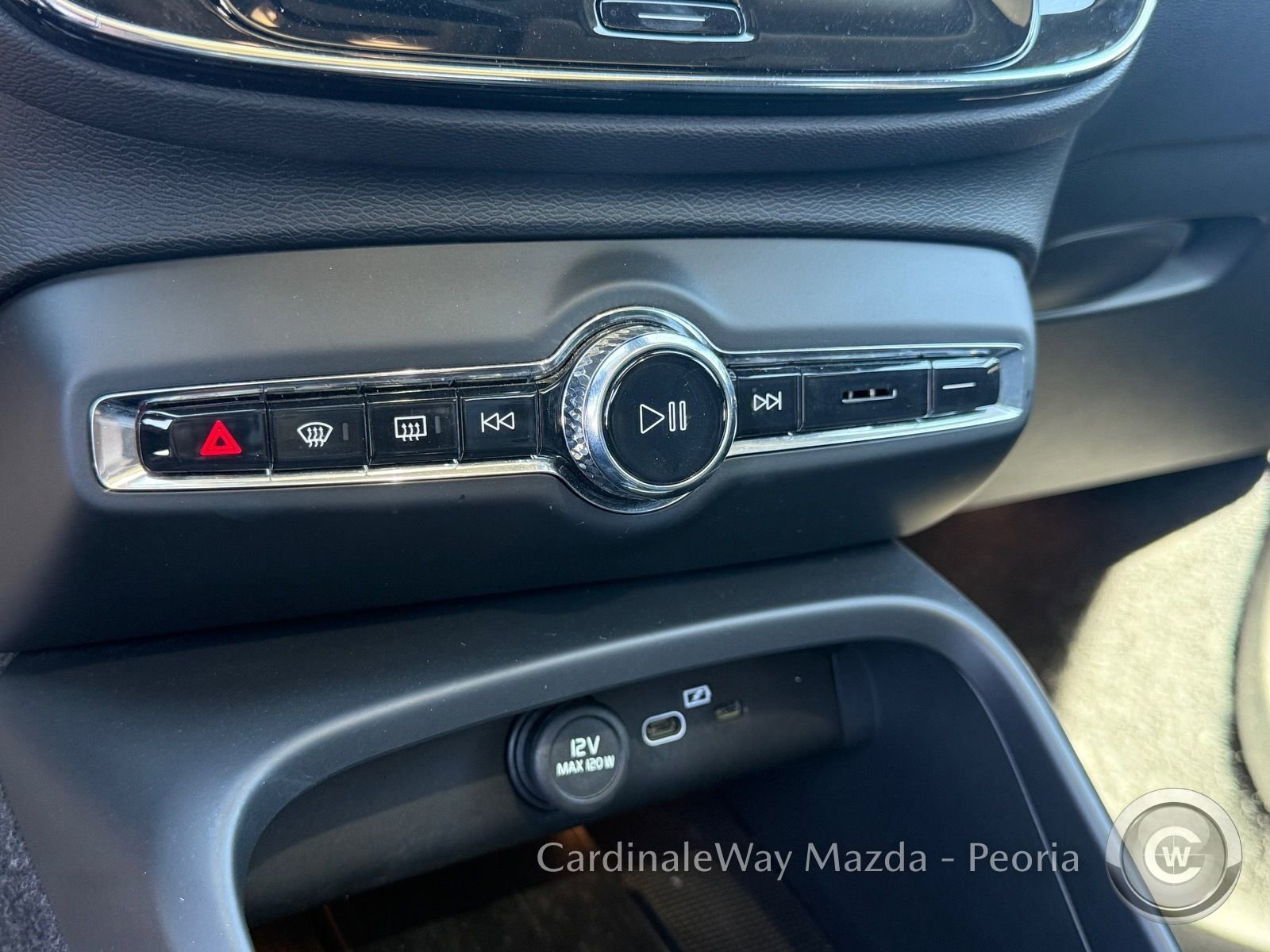 Used 2025 Volvo XC40 B5 Plus image 23