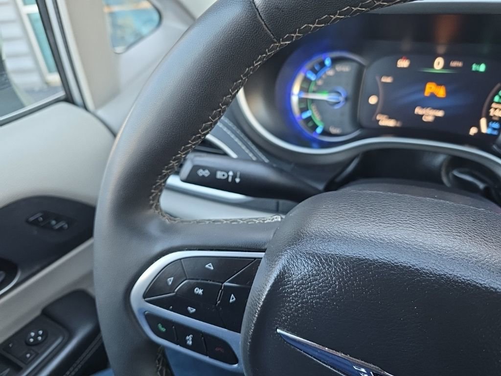 Used 2023 Chrysler Pacifica Touring-L image 19