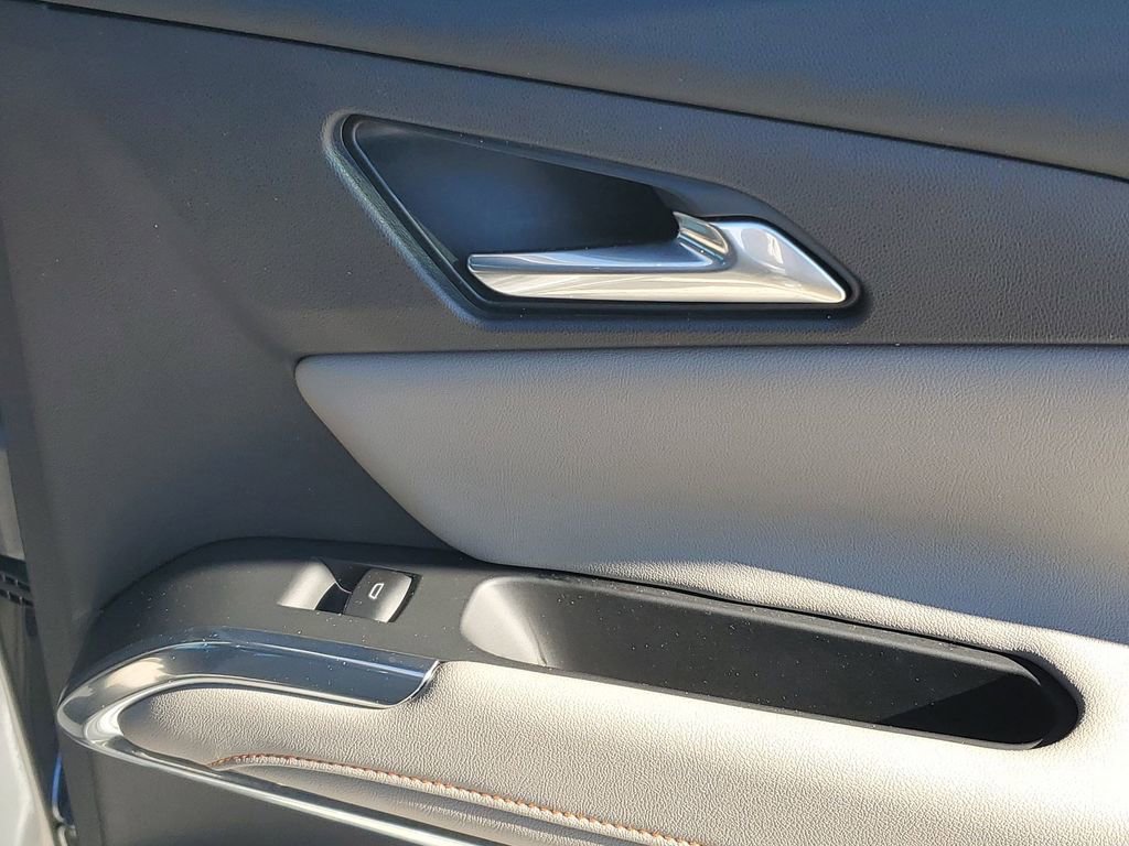 Used 2025 Chevrolet Traverse LT image 48