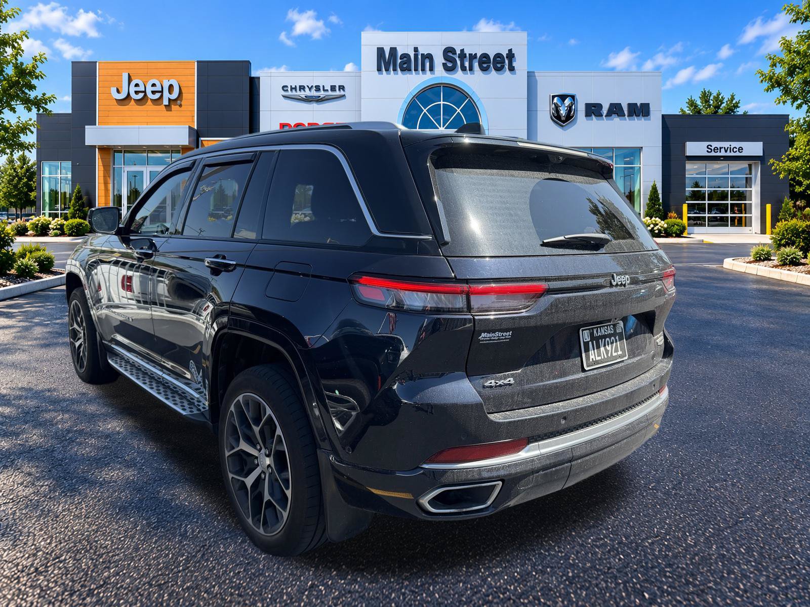 Used 2023 Jeep Grand Cherokee Summit AWD/4WD image 3