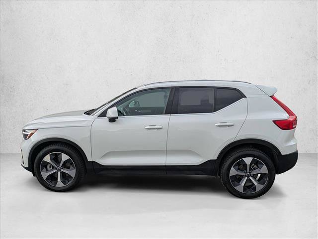 Used 2025 Volvo XC40 B5 Plus AWD/4WD image 9