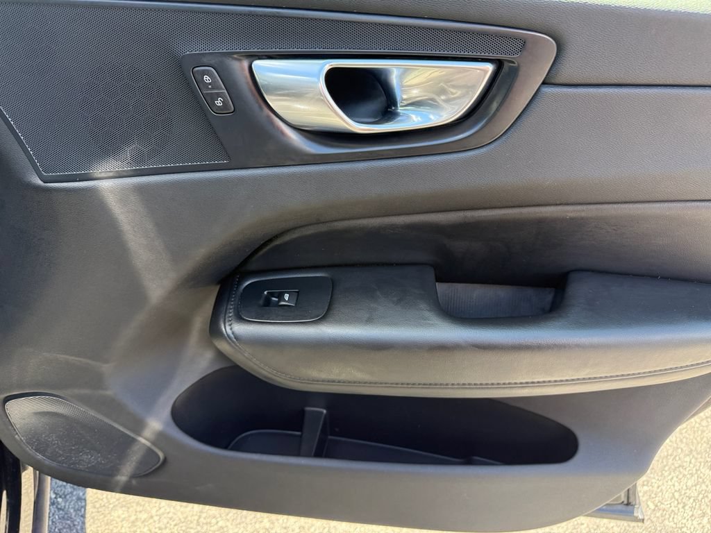 Used 2025 Volvo XC60 B5 Core AWD/4WD image 19