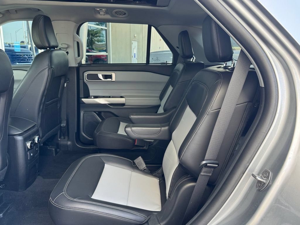 Used 2024 Ford Explorer XLT w/ Equipment Group 202A AWD/4WD image 32