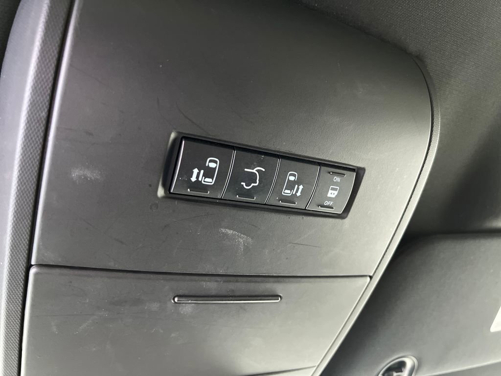 Used 2017 Dodge Grand Caravan SXT w/ Rear Park Assist Package FWD image 39