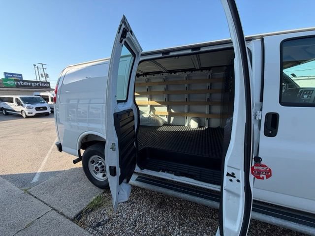 Used 2025 GMC Savana 2500 w/ Driver Convenience Package RWD image 4