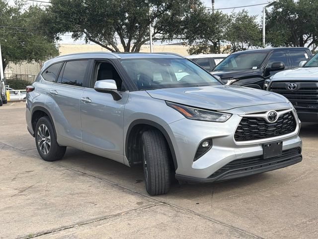 Used 2025 Toyota Highlander XLE FWD image 3