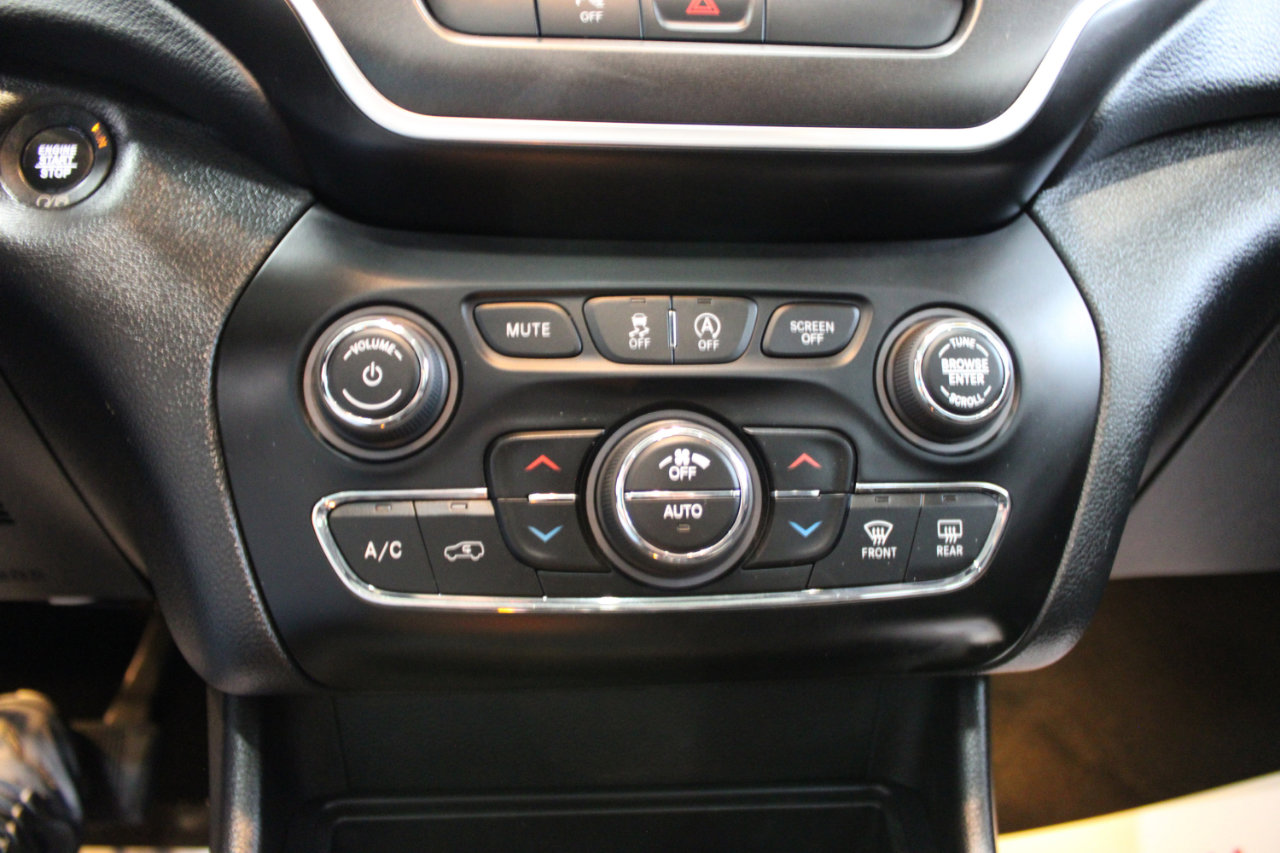 Used 2019 Jeep Cherokee Trailhawk w/ Comfort & Convenience Group image 17