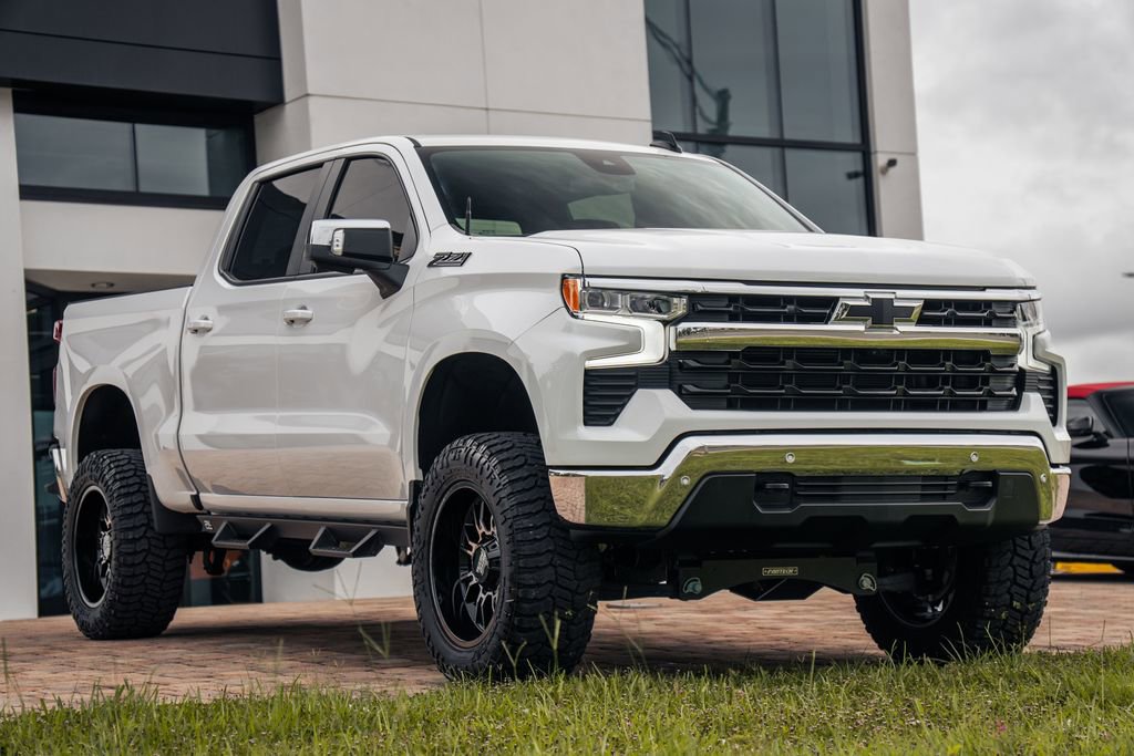 Used 2025 Chevrolet Silverado 1500 LT AWD/4WD image 7