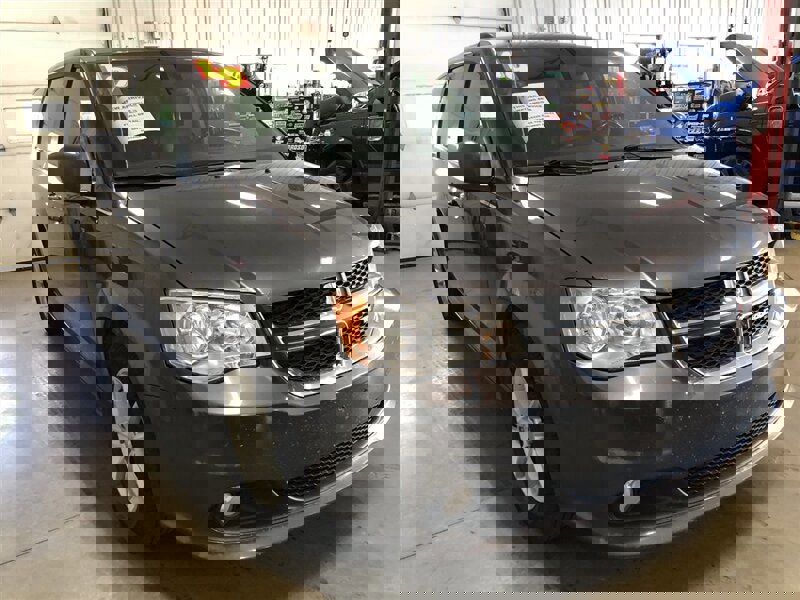 Used 2019 Dodge Grand Caravan SXT w/ Rear Park Assist Package image 5