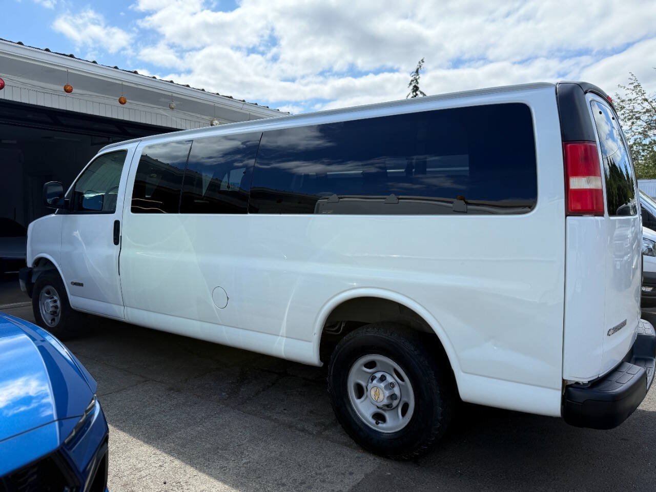 Used 2003 Chevrolet Express 3500 Extended Passenger RWD image 9