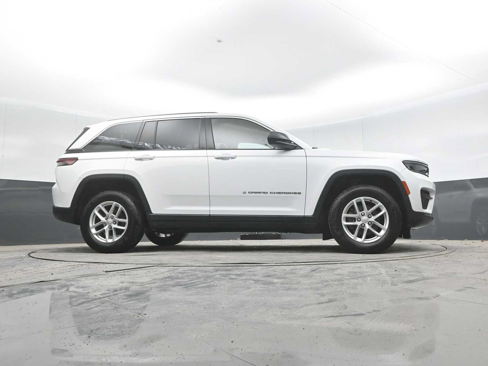 Used 2023 Jeep Grand Cherokee Laredo AWD/4WD image 30
