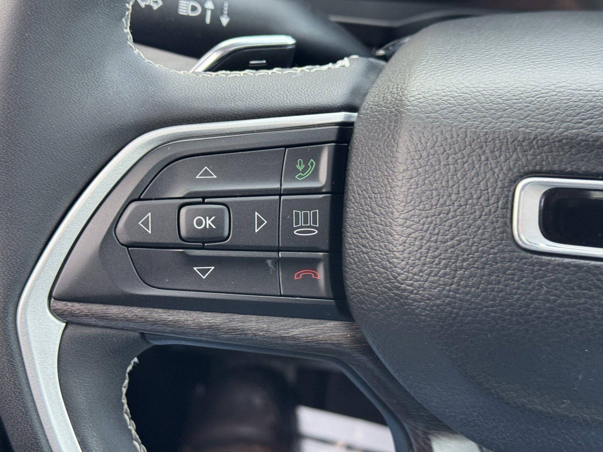 Used 2023 Jeep Grand Cherokee Limited image 24