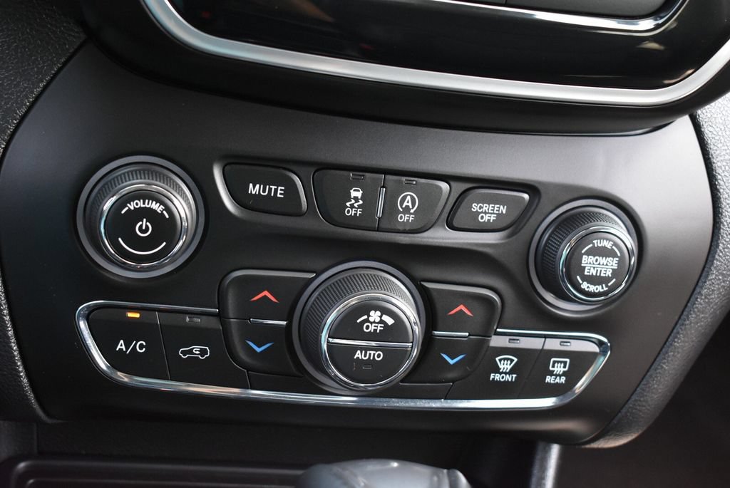 Used 2019 Jeep Cherokee Limited AWD/4WD image 17