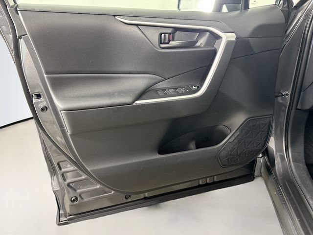 Used 2021 Toyota RAV4 LE AWD/4WD image 12