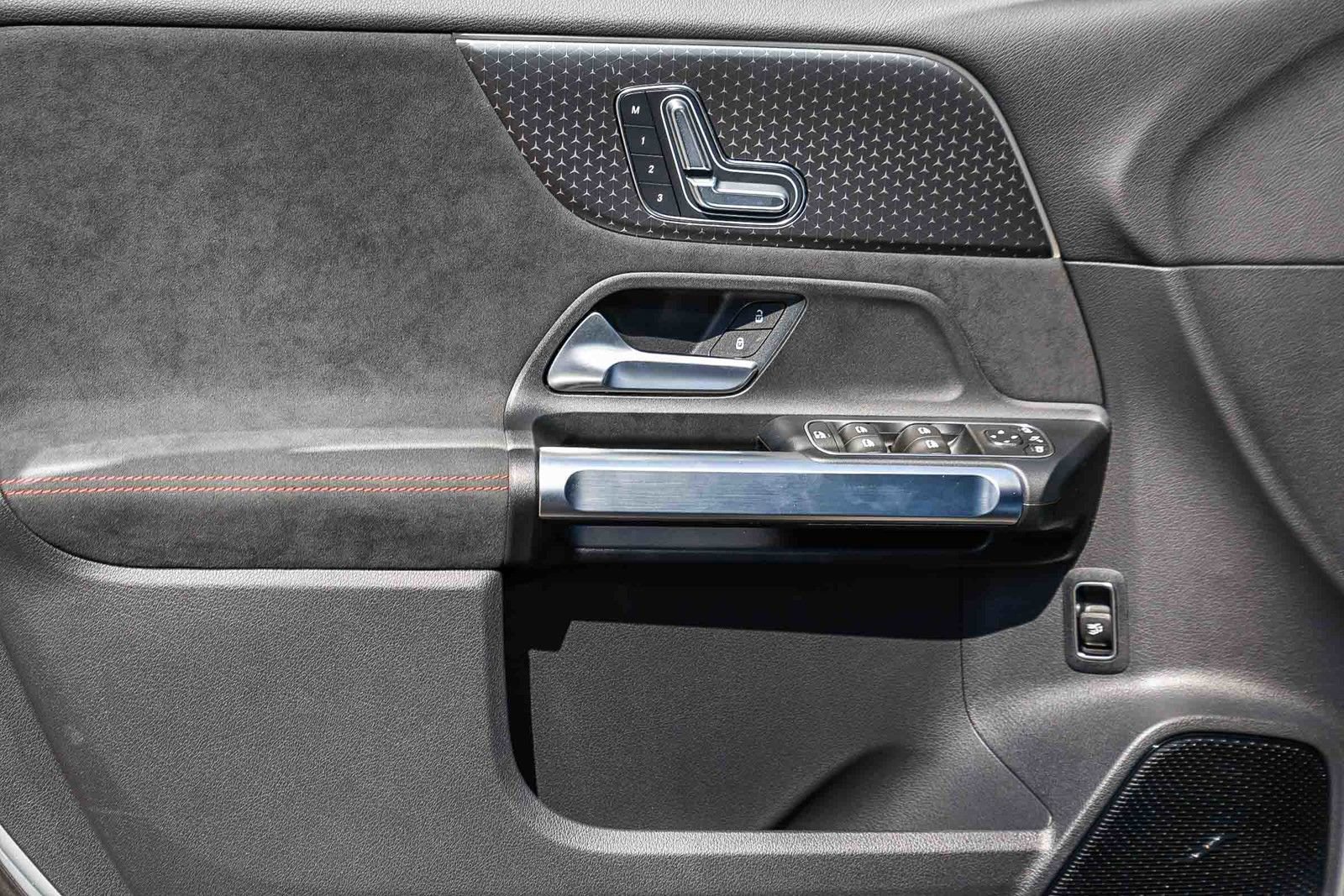 Used 2024 Mercedes-Benz EQB 300 4MATIC image 21